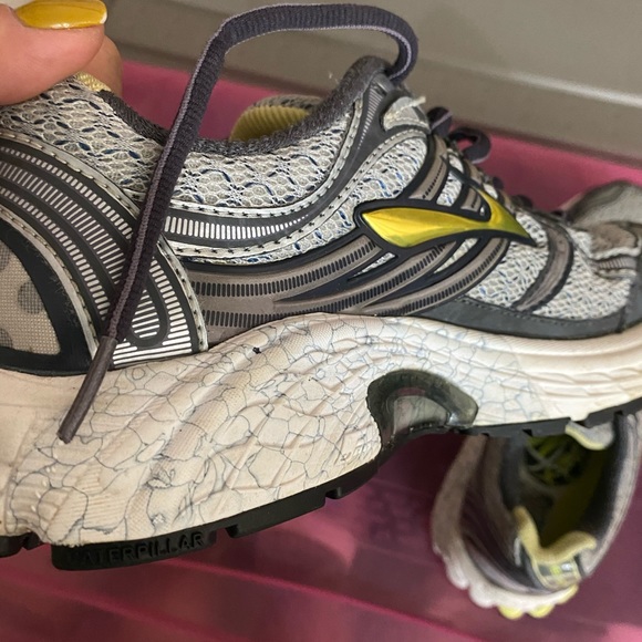 Brooks running shoes - Picture 3 of 6